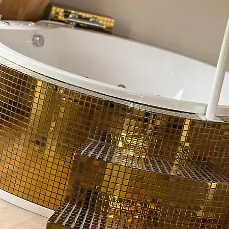 Luxury Private With Golden Bath, Cinema And Sauna דירה