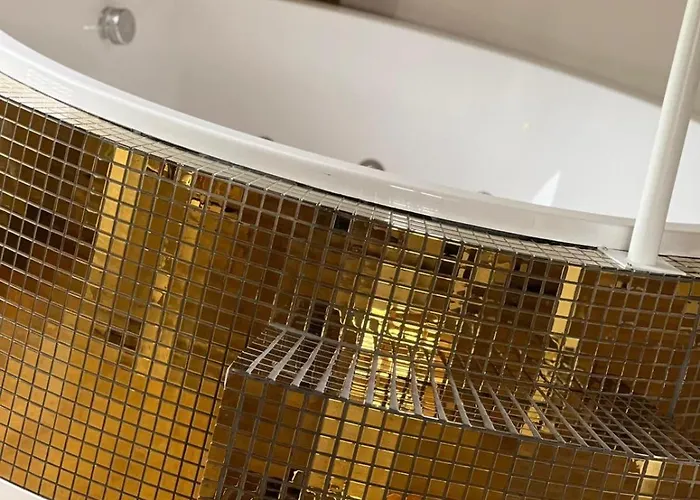 Luxury Private With Golden Bath, Cinema And Sauna 公寓