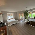 Luxury Private With Golden Bath, Cinema And Sauna *