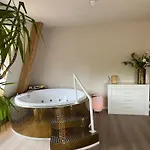 Luxury Private With Golden Bath, Cinema And Sauna